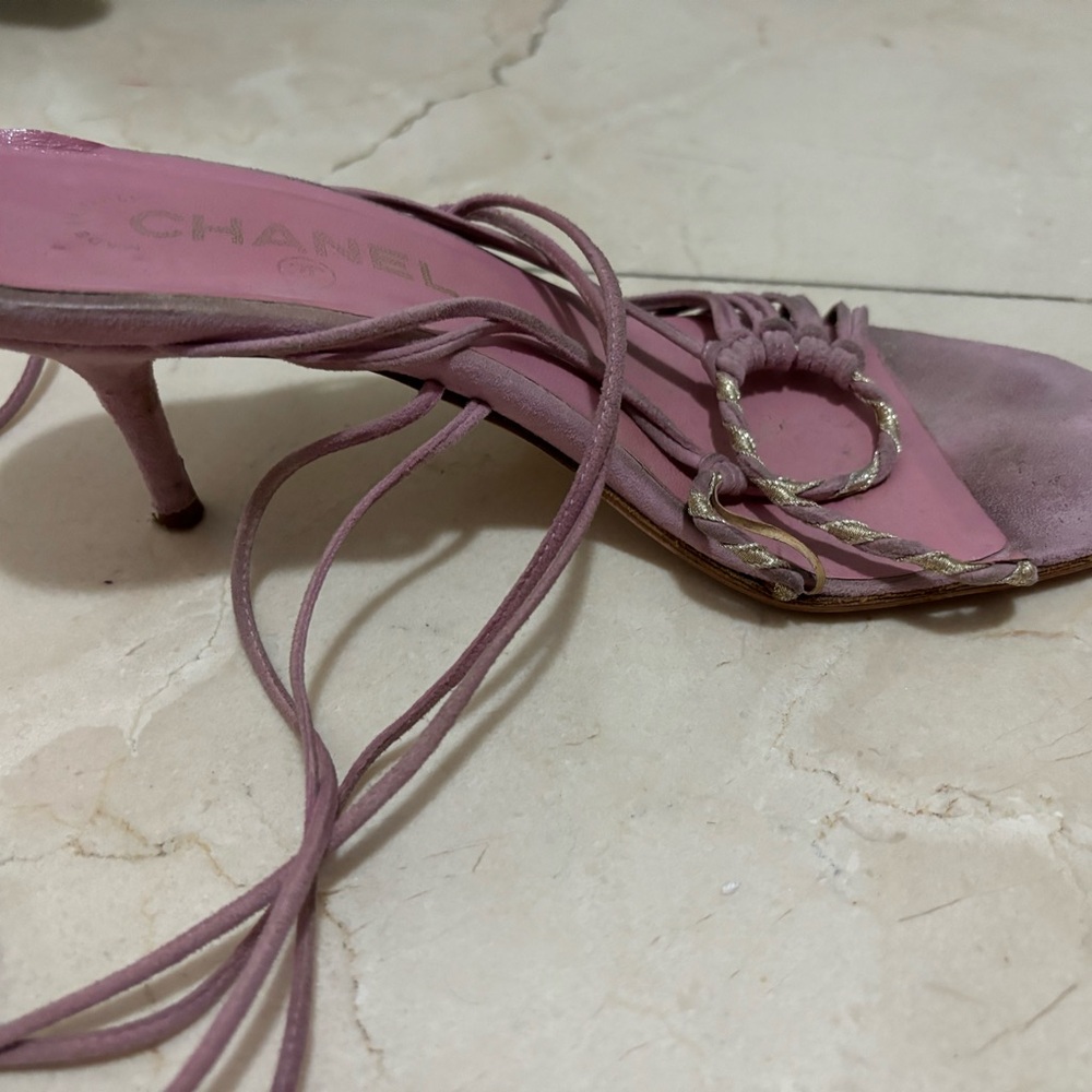 Chanel sandals in pink suede and gold details - Picture 5 of 5